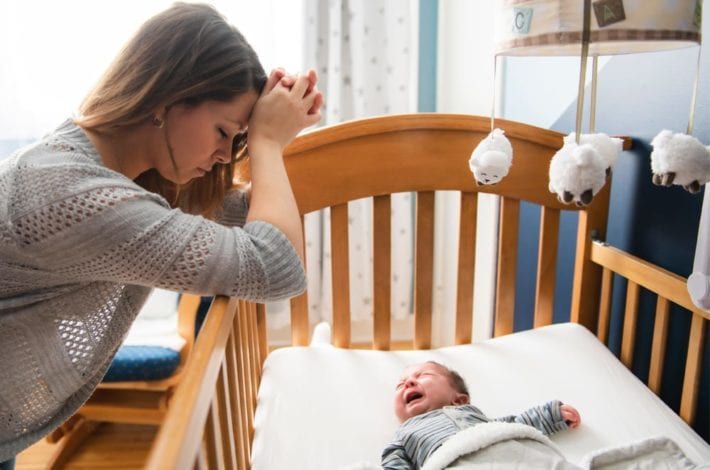 Khóc dạ đề có phải do trẻ bị giật mình? Một số cách giúp bé ngủ ngon hơn