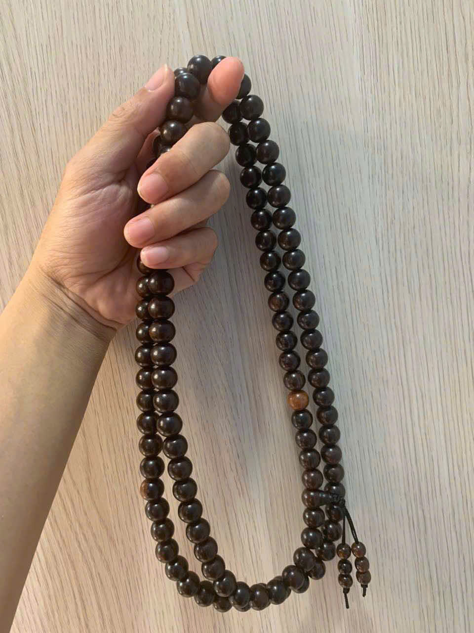 Sử dụng chuỗi tràng hạt 108 hạt gỗ Mun hoa trong trì chú và thiền định