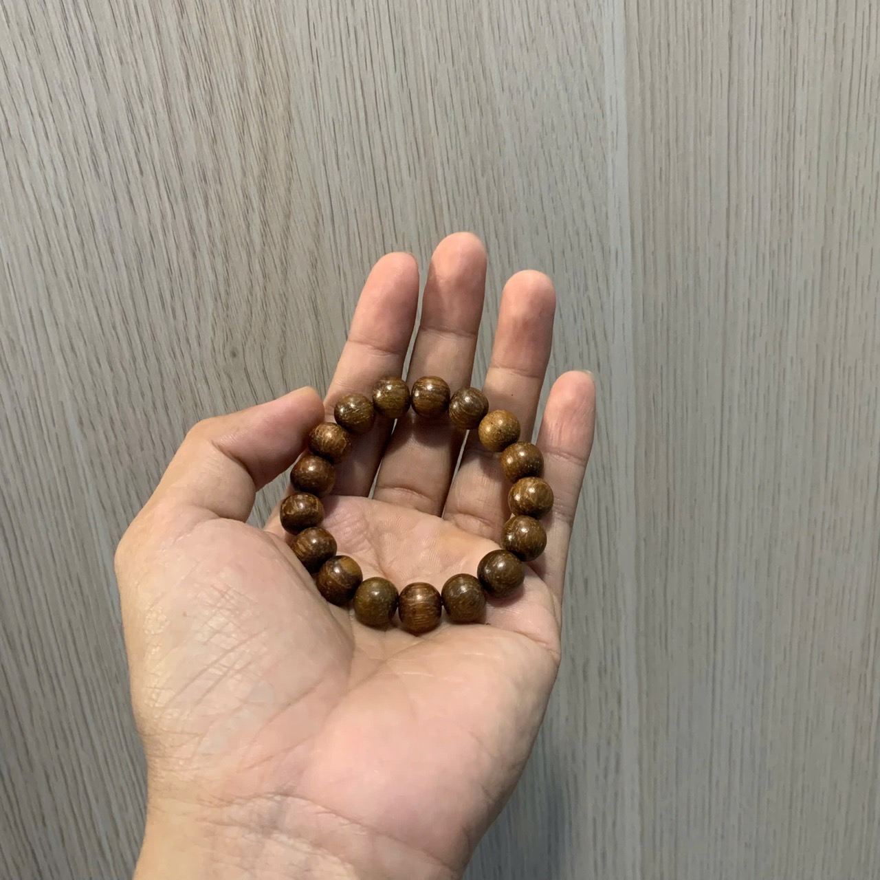 Sau đó được tiện thành hạt tròn và xâu thành chuỗi vòng