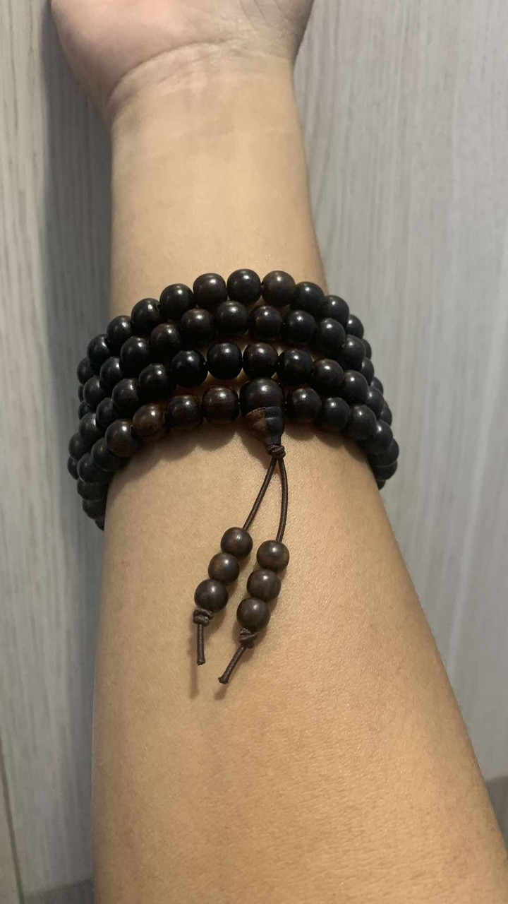 Hạn chế nước, hóa chất, nhiệt độ cao, va đập mạnh giúp vòng càng đeo càng đẹp theo thời gian sử dụng