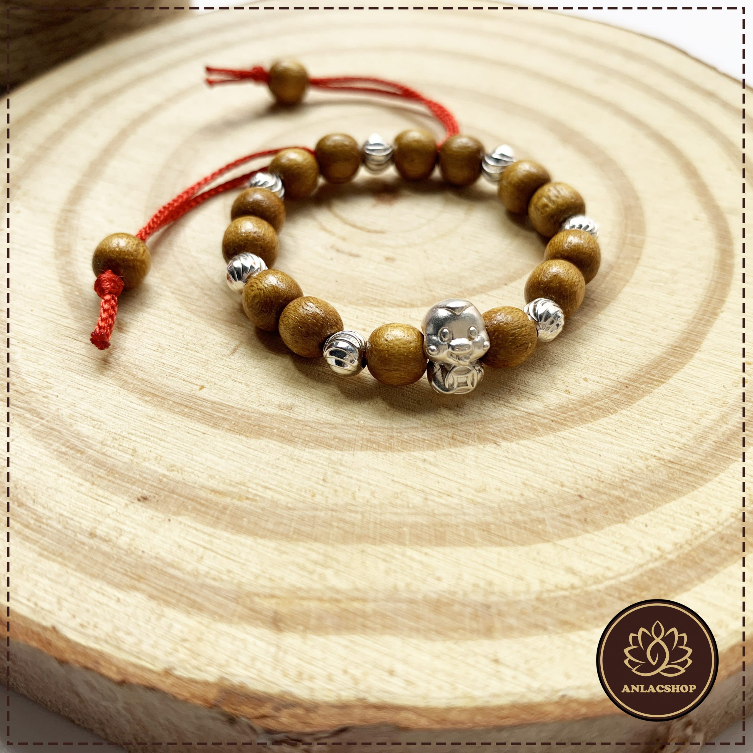 Giải mã ý nghĩa biểu tượng con giáp Rắn trên vòng dâu tằm cho bé yêu