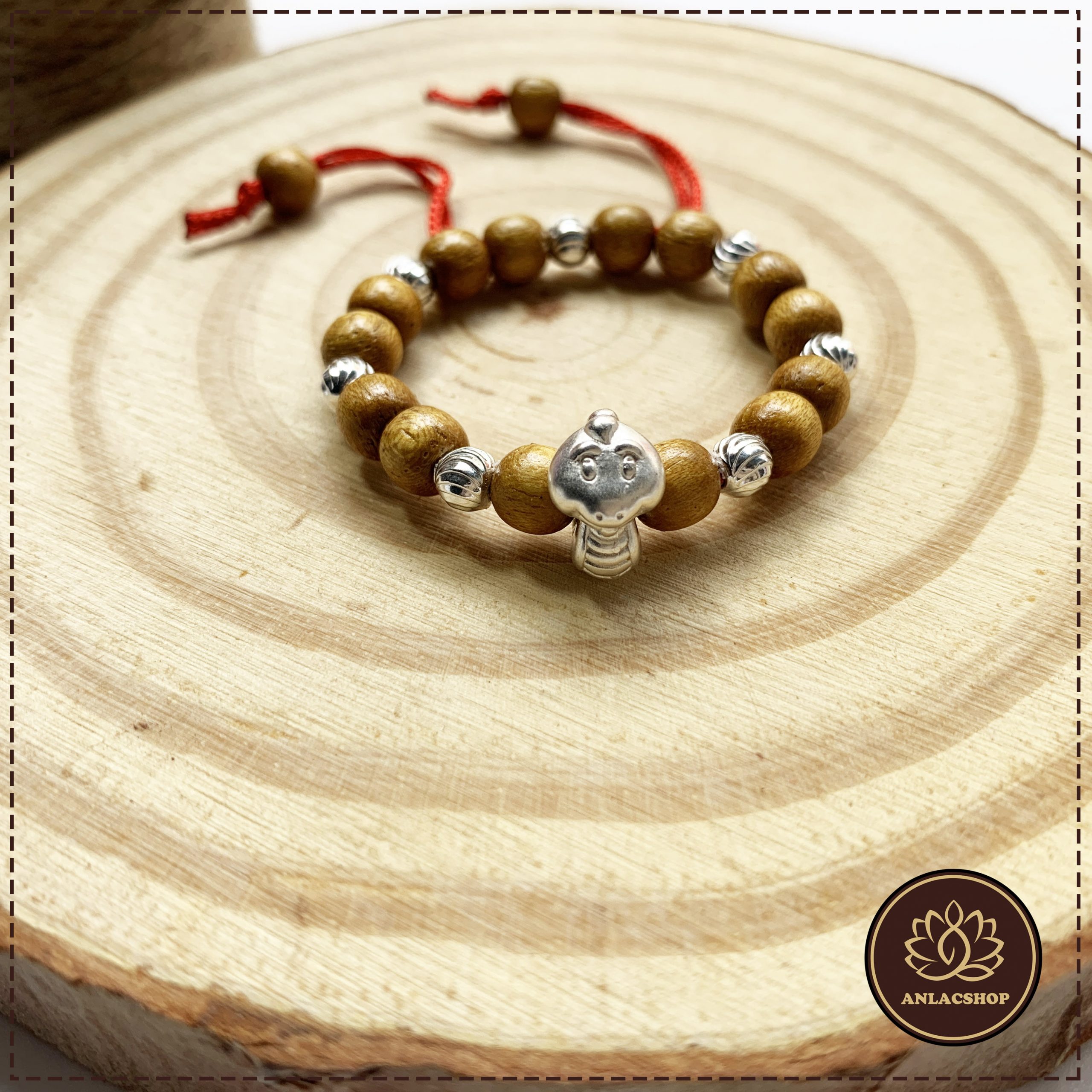 Giải mã ý nghĩa biểu tượng con giáp Rắn trên vòng dâu tằm cho bé yêu