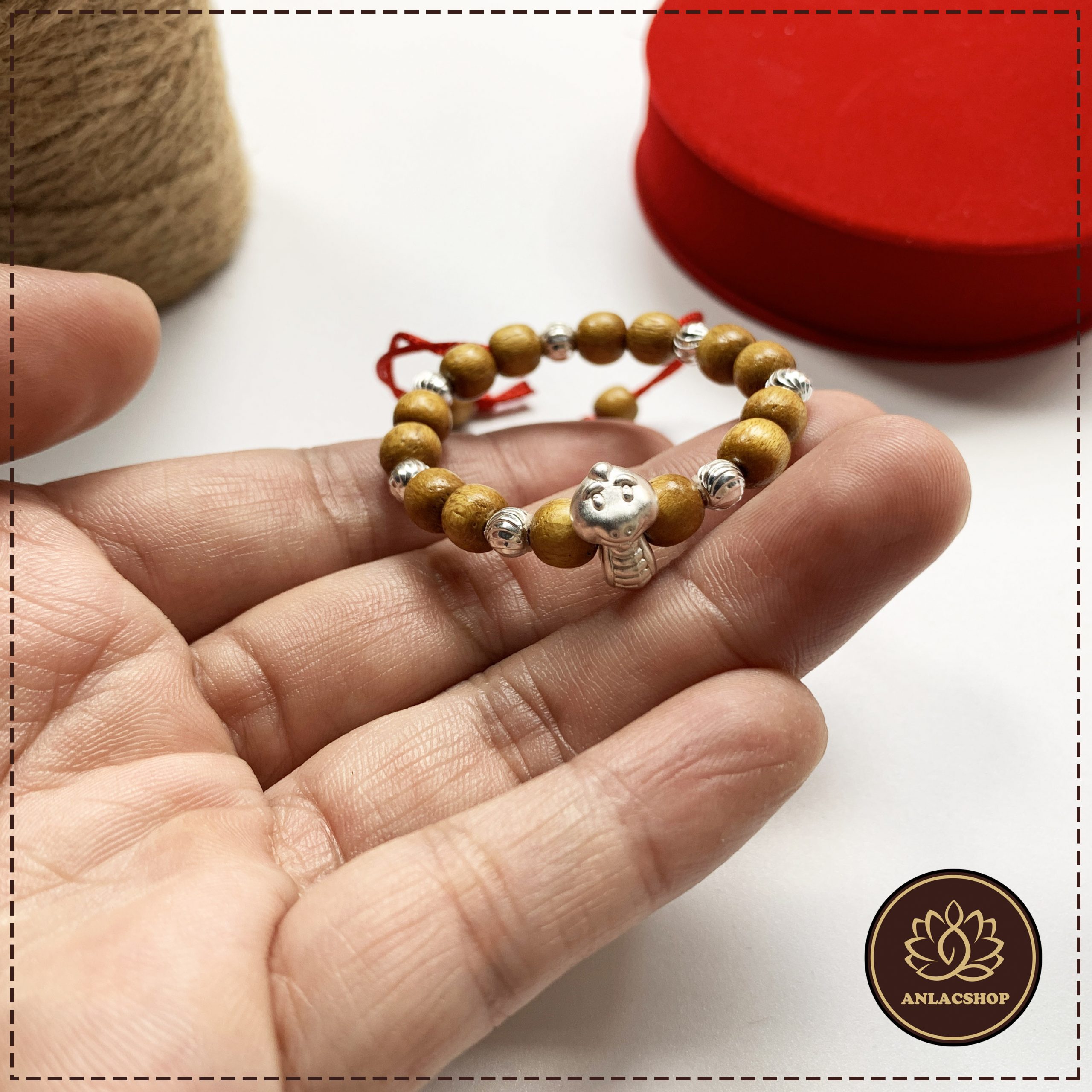 Giải mã ý nghĩa biểu tượng con giáp Rắn trên vòng dâu tằm cho bé yêu