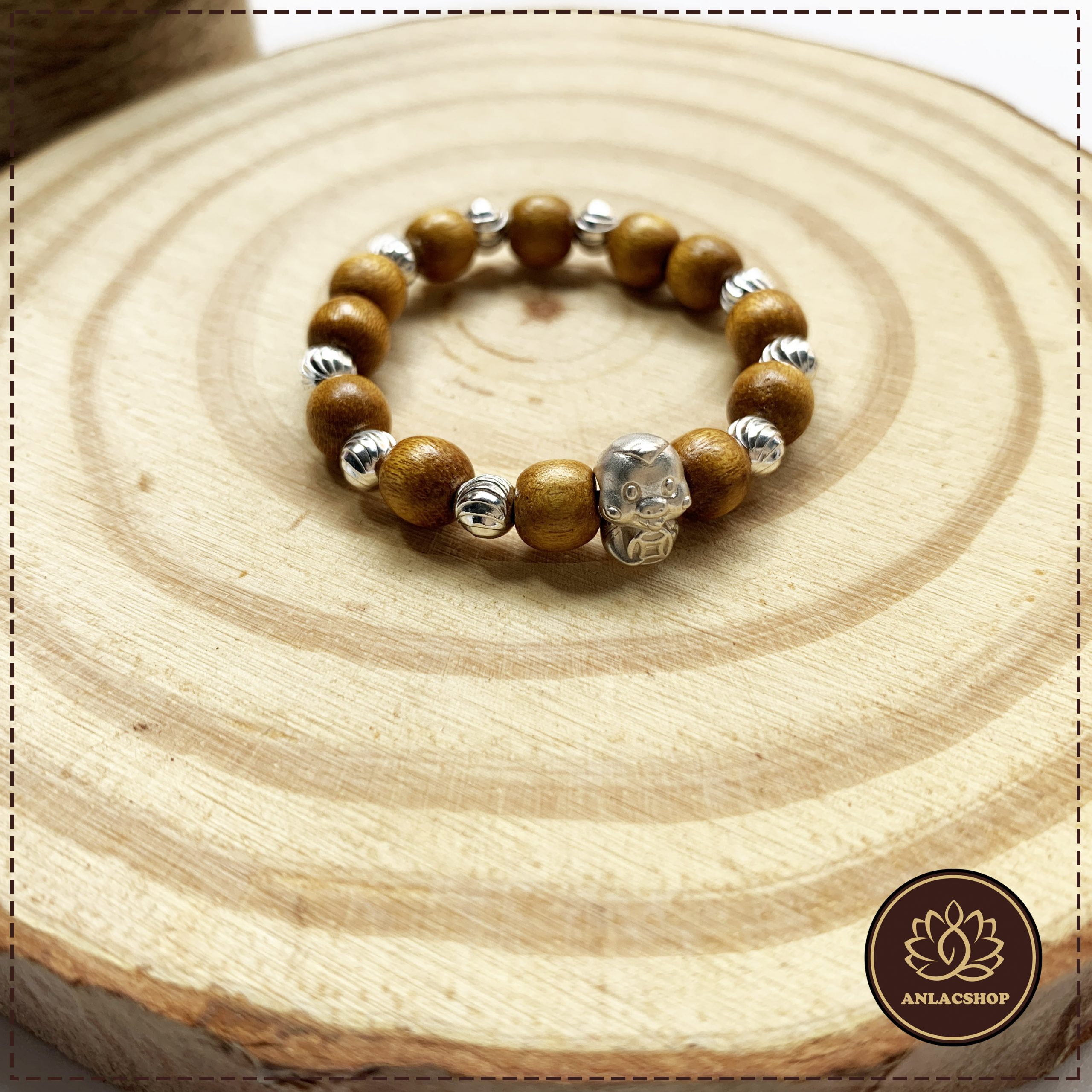 Giải mã ý nghĩa biểu tượng con giáp Rắn trên vòng dâu tằm cho bé yêu