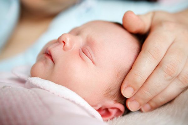 Bé hay giật mình có nên đeo vòng dâu tằm? Giải đáp từ góc nhìn khoa học và dân gian