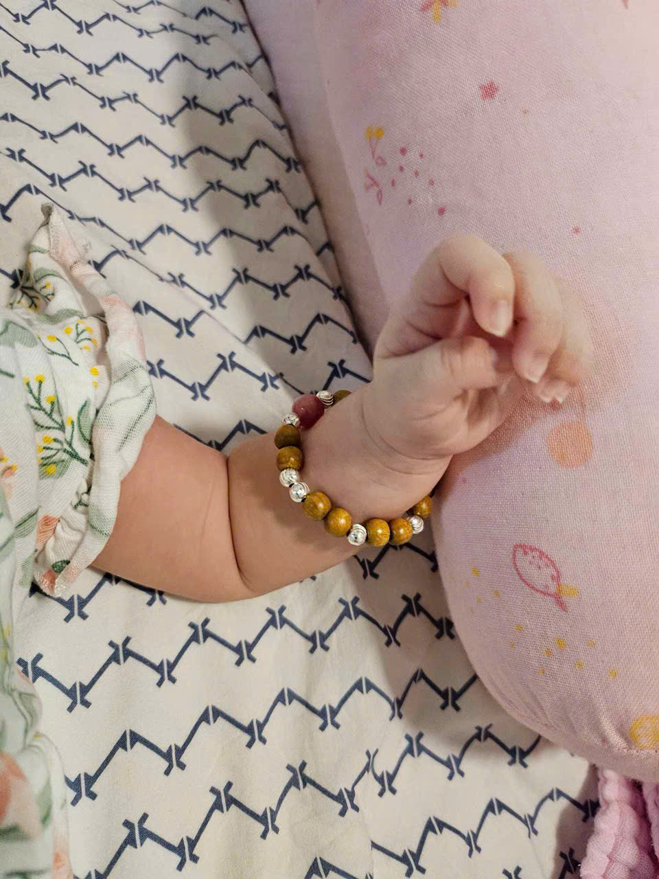 Có nên tháo vòng dâu tằm khi tắm cho bé hay không?
